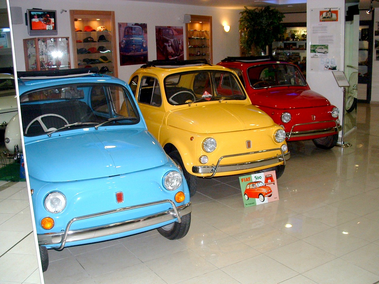 Drei Fiat 500 in der Ausstellung